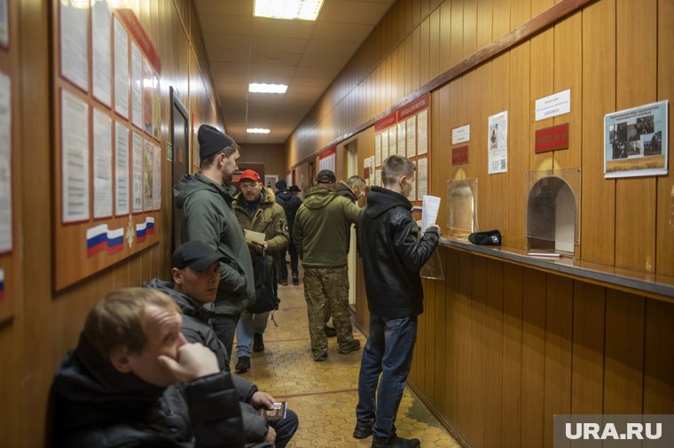 Уклоняющийся от армии рэпер снял фото из призывного пункта