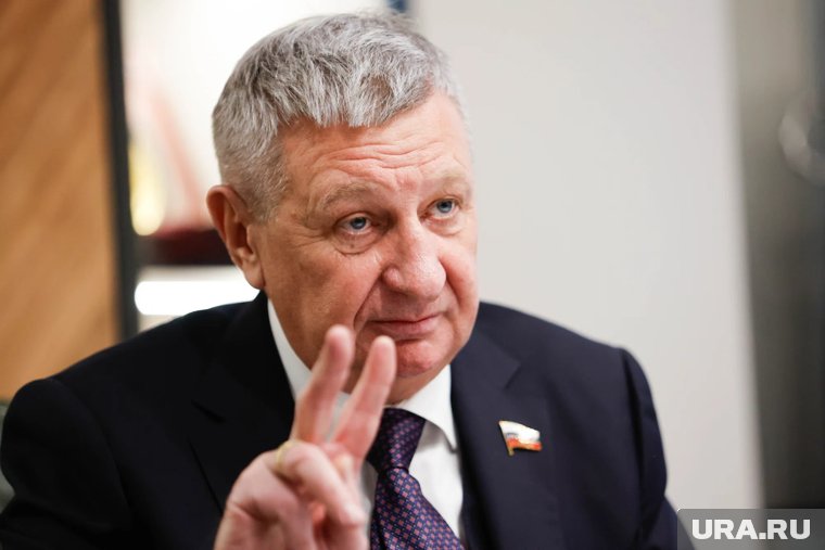 «Наш лидер противостоит мировому фашизму»: курганский сенатор Муратов поздравил Путина с днем рождения