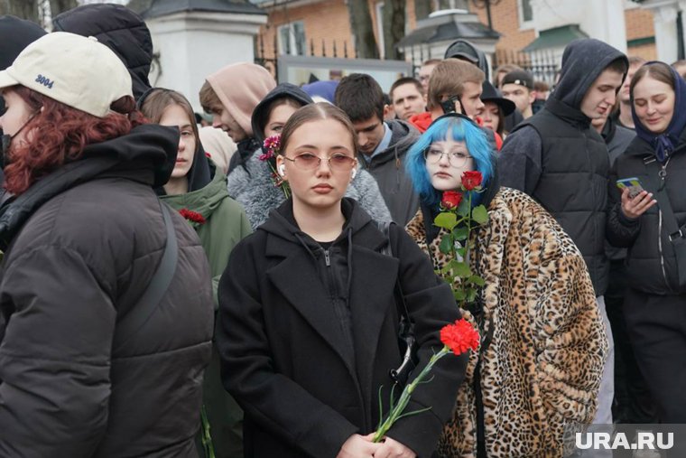 Поклонники Паши Техника толпами идут на похороны к храму Петра и Павла. Фото, видео
