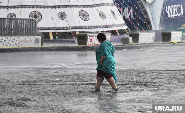 Ураган срывает крыши, а дождь топит дороги: как Москва пережила сильнейший ливень после адской жары