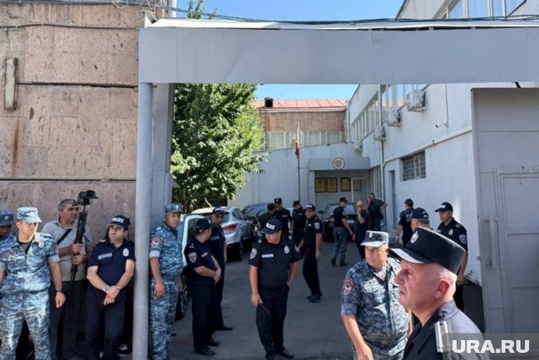 В Армении священники столкнулись с силовиками из-за задержания архиепископа: онлайн-трансляция