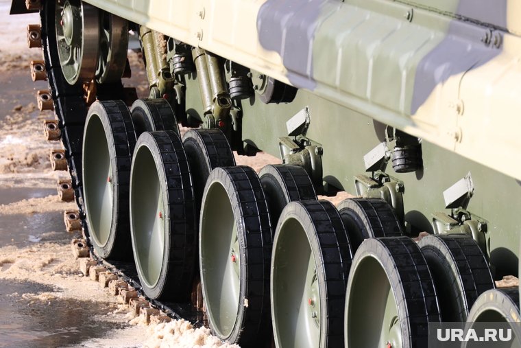 Тюменских депутатов прокатили на армейских броневиках. Фото, видео