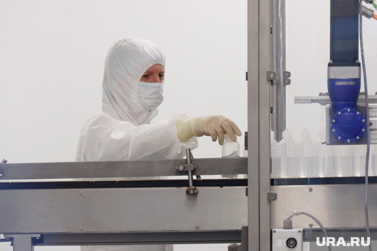 Курганский завод «Синтез» тестирует производство дефицитных в стране растворов. Фото, видео
