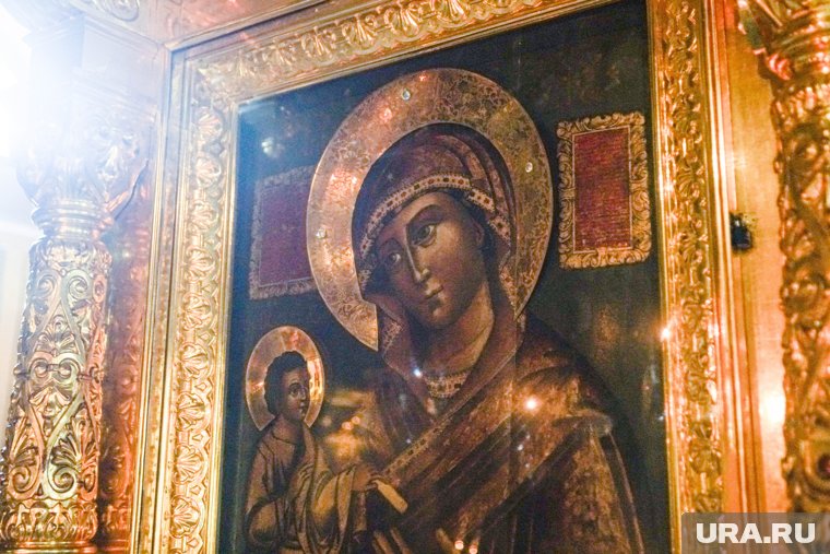 Женщина в Крыму пыталась пронести икону со взрывчаткой в здание ФСБ