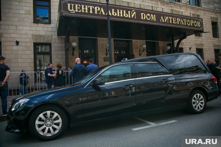 «Надеюсь, я была ему хорошим другом»: друзья и коллеги режиссера Митты провожают его в последний путь. Видео