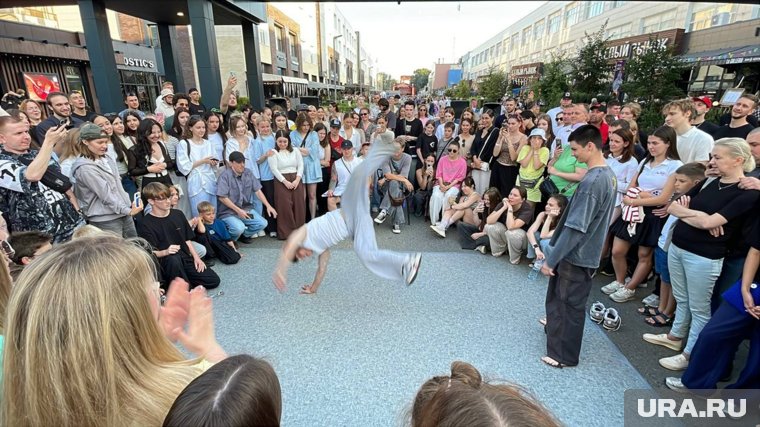 В Челябинске уличный фестиваль с брейк-дансом собрал толпы людей. Видео