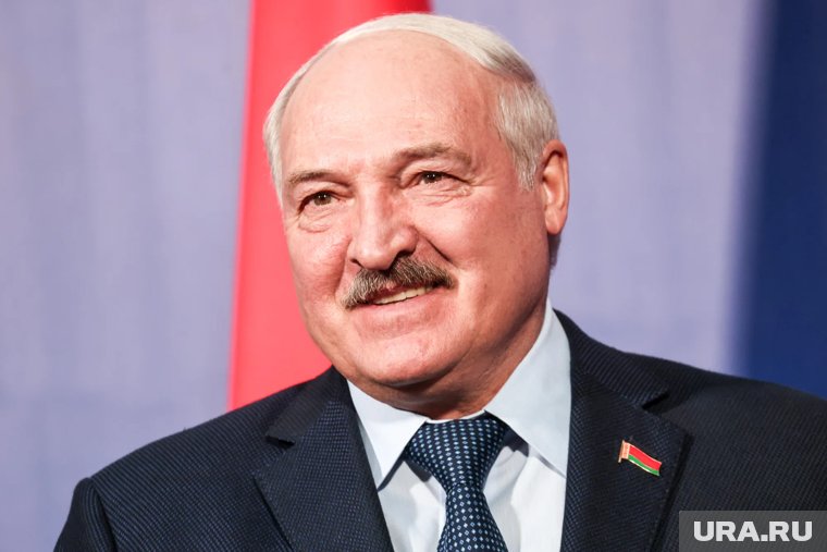 «Жест доброй воли»: Лукашенко получил от Трампа запонки и исполнил его просьбу о заключенных