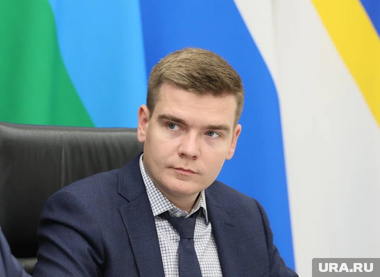 Губернатор ХМАО продлил контракт с главой департамента ЖКК Каровым