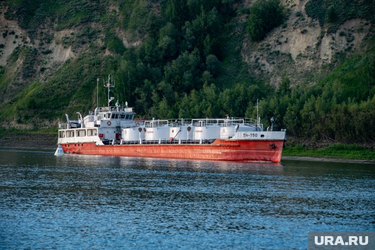 Вышли в море по ошибке и нанесли ущерб экологии: что известно о танкерах в Керчи и моряках