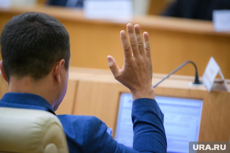 «Зарплата чуть меньше, чем у Путина»: жители ХМАО требуют отставки депутатов, на которых тратятся миллионы