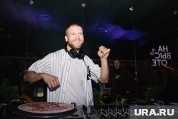 Автор хита «Не надо стесняться» рассказал, как ходит голый при своих детях