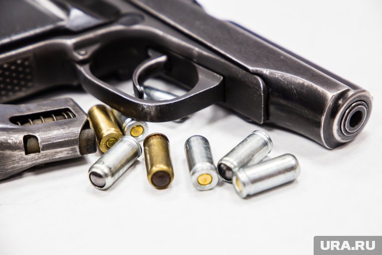 В Челябинске пьяный мужчина с пистолетом приставал к детям