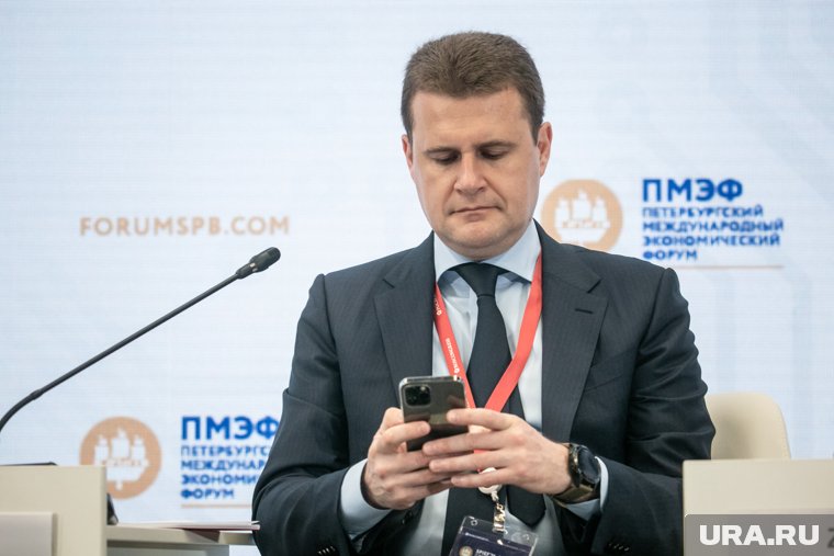 «Замы напряглись»: Арктический министр РФ пошутил о замене чиновников ИИ на форуме в ХМАО. Видео