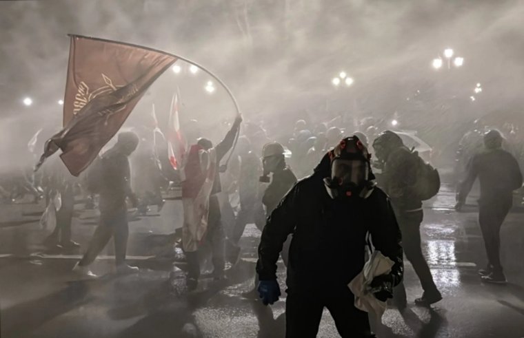 Выборы и газ: в Тбилиси протестующие пытались прорваться в президентский дворец