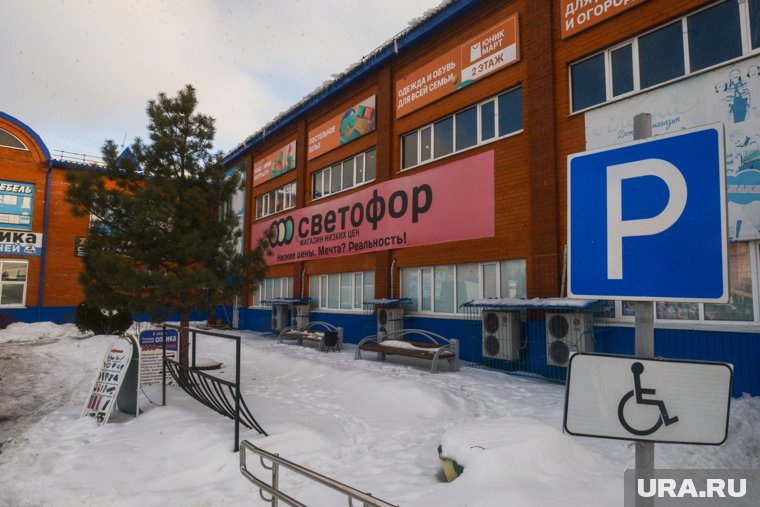 «Тонны просрочки»: Почему в России массово закрываются магазины «Светофор»