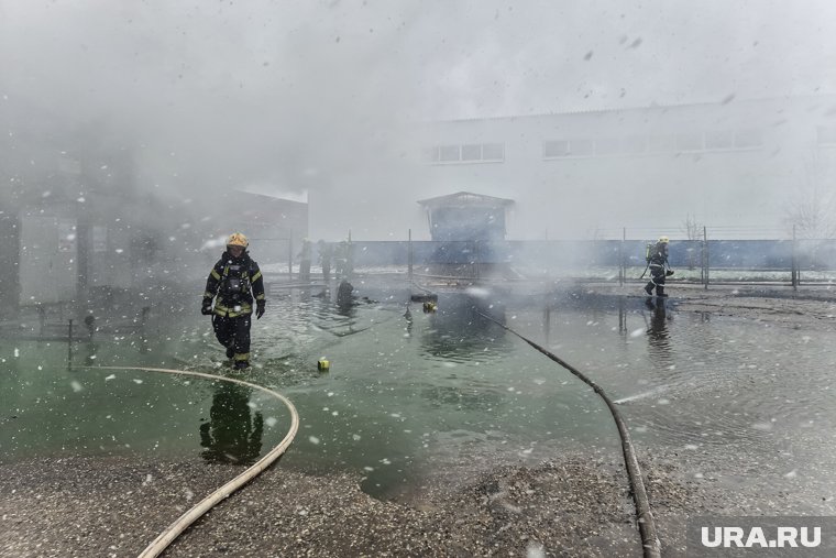 На месторождении «Харампурнефтегаз» в ЯНАО продолжает полыхать скважина, несмотря на усилия пожарных 