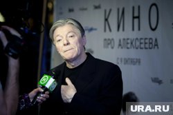 Актер Збруев раскрыл причину падения в обморок на спектакле