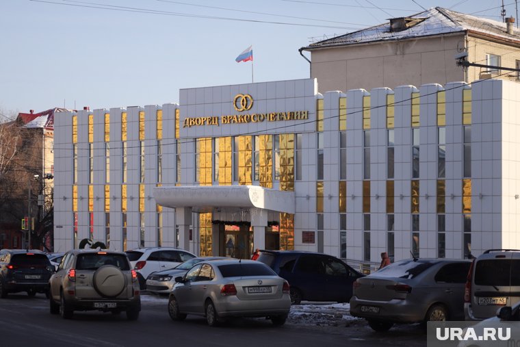 Свердловчанка разведется с мужем, который выбросил ее дочку с пятого этажа