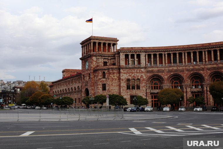 Оппозиция в Армении выдвинула архиепископа Галстаняна на пост премьера. Фоторепортаж
