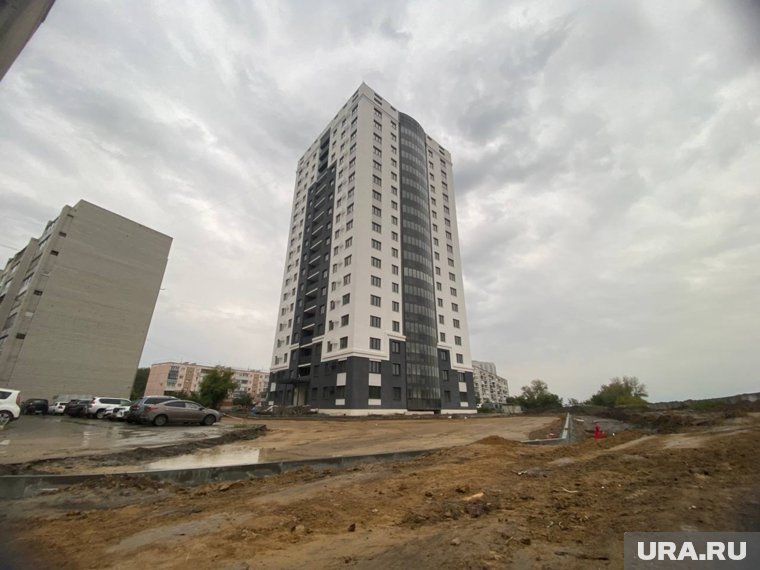 В Кургане на территории незаконной высотки на набережной началась новая стройка. Фото