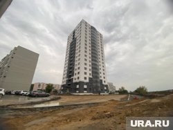 В Кургане на территории незаконной высотки на набережной началась новая стройка. Фото