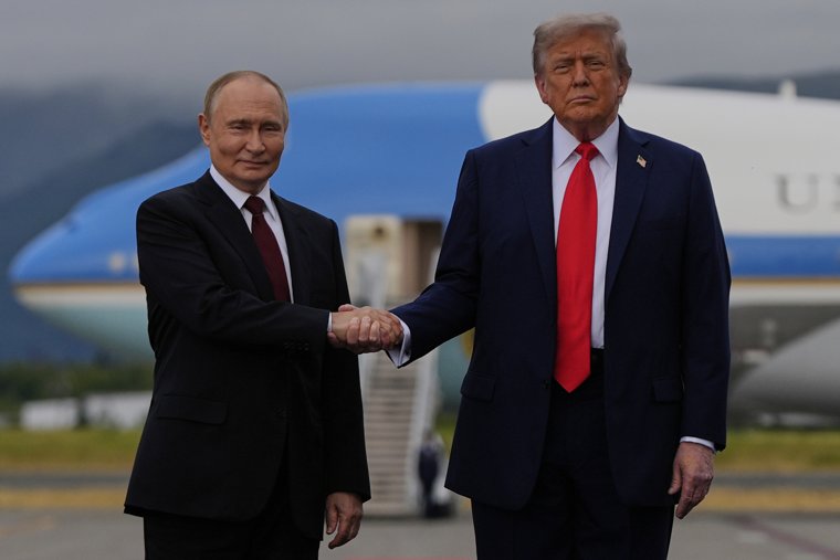 Появились первые кадры переговоров Путина и Трампа на Аляске. Видео