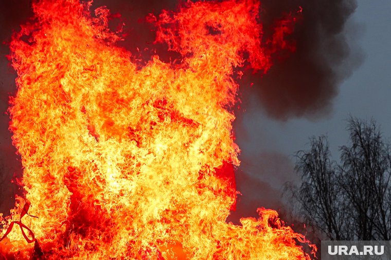 В Курганской области пьяный мужчина запер в доме трех человек и устроил поджог. Фото