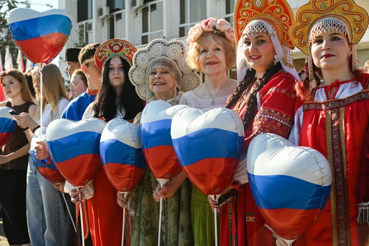 Триколор объединяет города: как в России отметили День Государственного флага. Фоторепортаж