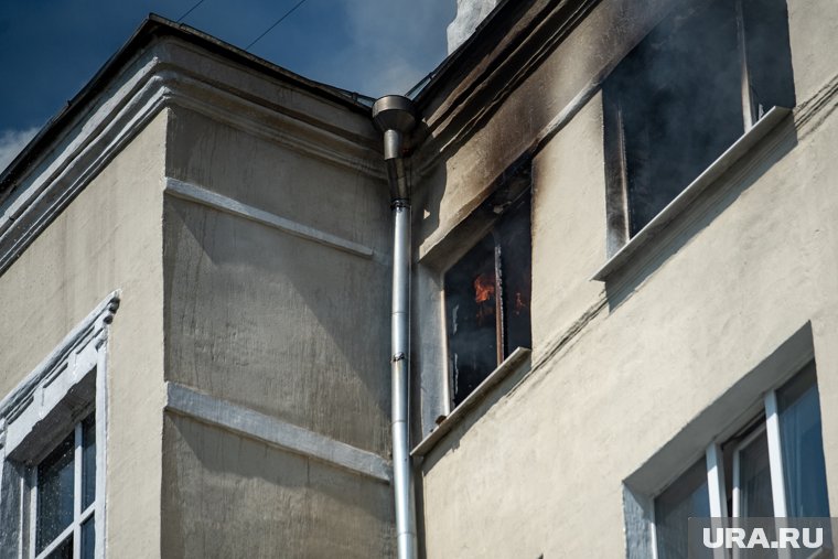 В Ханты-Мансийске из горящей многоэтажки спасено 18 человек, пострадал ребенок. Фото, видео