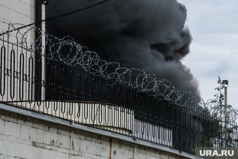 Небо в Подмосковье окрасилось в черный из-за крупного пожара: онлайн-трансляция