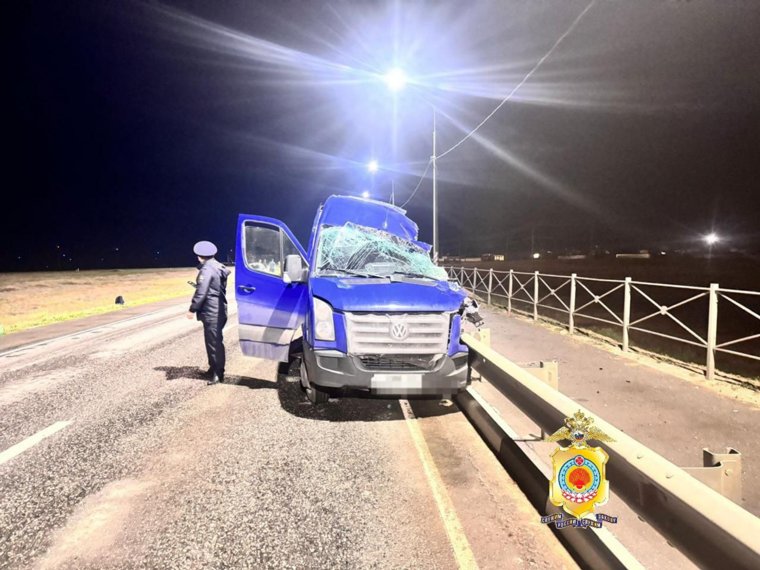 В Калмыкии произошло смертельное ДТП: что известно о столкновении микроавтобуса с грузовиком