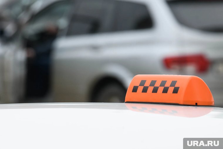 В Сургуте таксиста выдворят из России после скандала с пассажирами. Видео