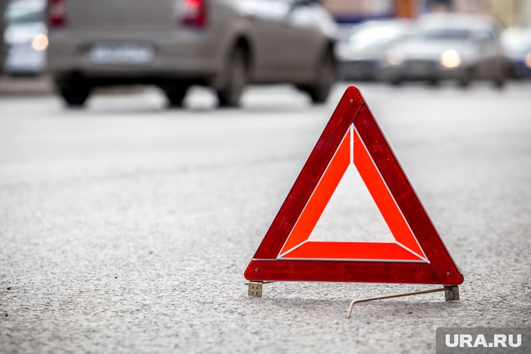 На Тюменском тракте легковушка влетела в грузовик, погибли двое. Фото