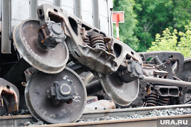 Вагоны с краном сошли с рельсов в Амурской области, погибли люди: пугающие кадры с места происшестви...