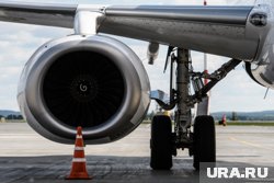 Грузовой самолет совершил аварийную посадку в Новом Уренгое, влетев в сугроб. Видео