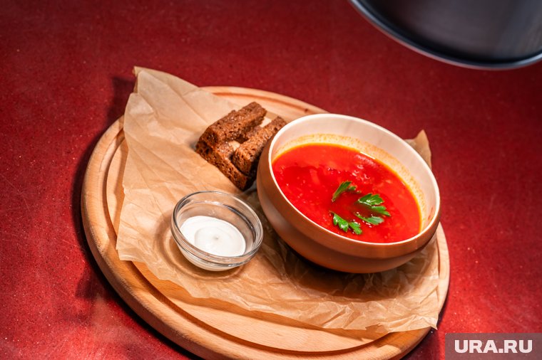 Топ-5 холодных супов, которые спасают в жару: рецепты от шеф-повара