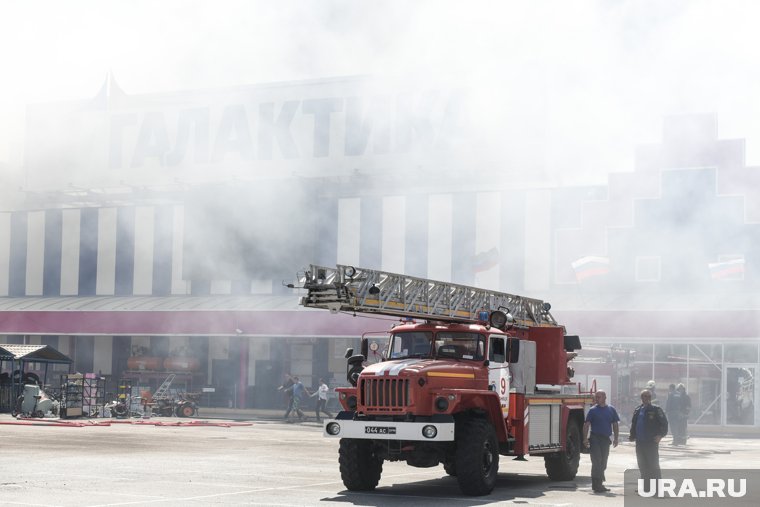 В Донецке после удара ВСУ горит торговый центр с людьми: что известно к этому часу
