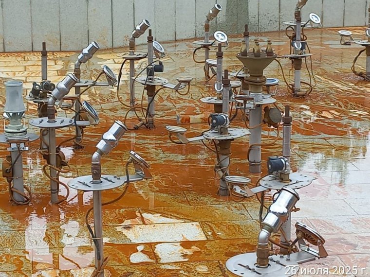 В Челябинске вандалы превратили центральный фонтан в оранжевое болото