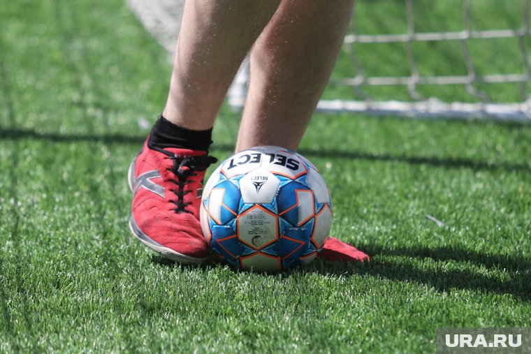 Курган богат талантами: сотрудники МЧС получили медали и кубки за победу на турнире по футболу. Фото