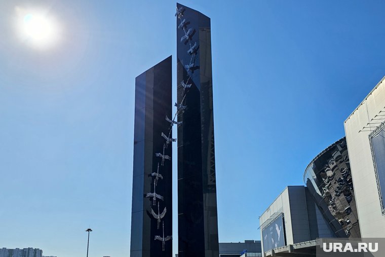 Цветы и слезы для 145 погибших: у «Крокуса» в годовщину теракта открыли мемориал. Фоторепортаж