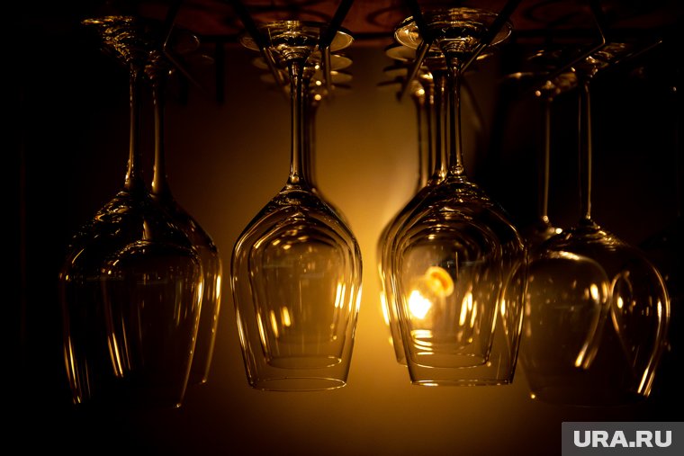 «Водил по ресторанам»: подробности о брокере, которого подозревают в совращении школьниц в Екатеринб...