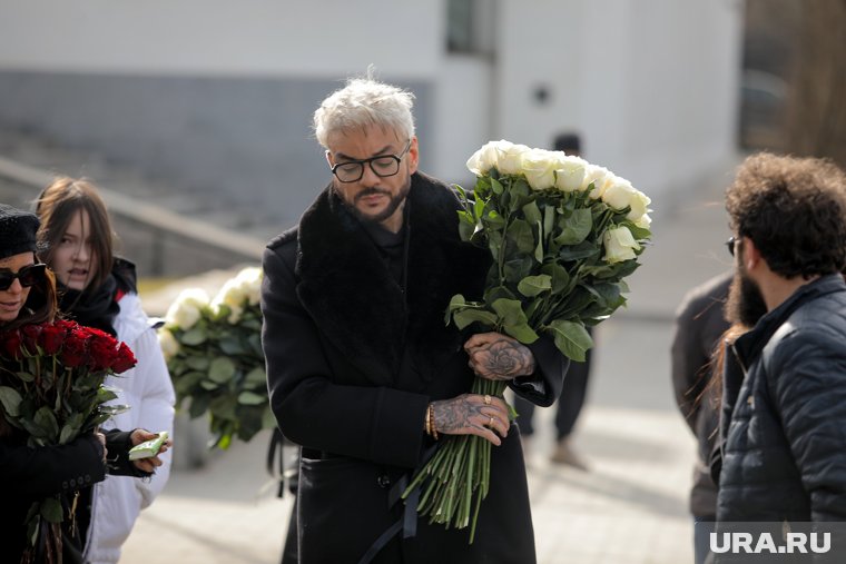 Отца Филиппа Киркорова похоронили на Троекуровском кладбище. Фоторепортаж