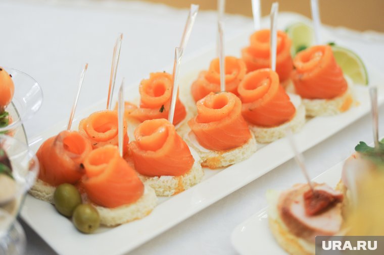 Закуски с красной рыбой: роллы, канапе, тарталетки, рулеты с лососем и форелью