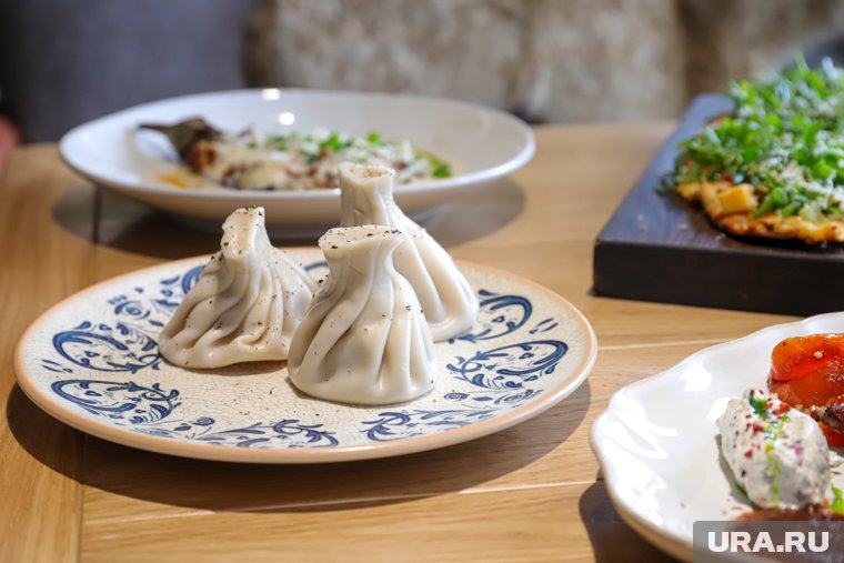 Курганцы записываются в очередь на копеечные хинкали. Видео