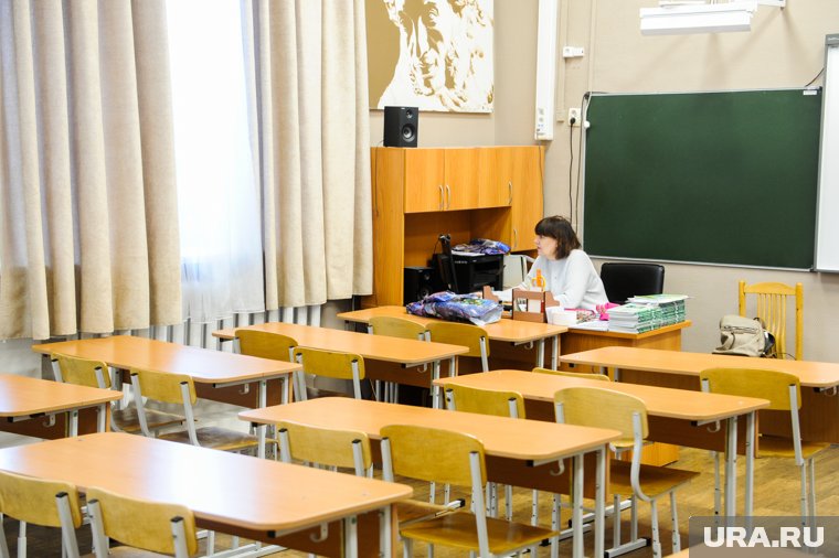 Учителям утвердили новые нормы часов: как складывается зарплата педагогов в России