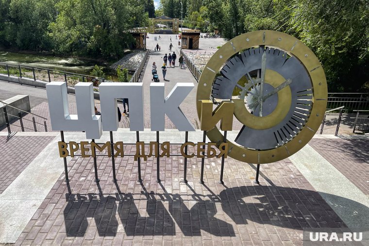 Дворы у парка забиты машинами: курганцы просят сделать парковку у ЦПКиО