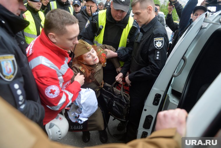 Запрет на медали, русские песни и выход из квартир: как на Украине и Западе не дают людям праздновать 9 м...