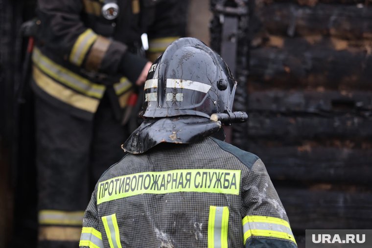 Появились кадры крупного пожара в микрорайоне Рябково в Кургане