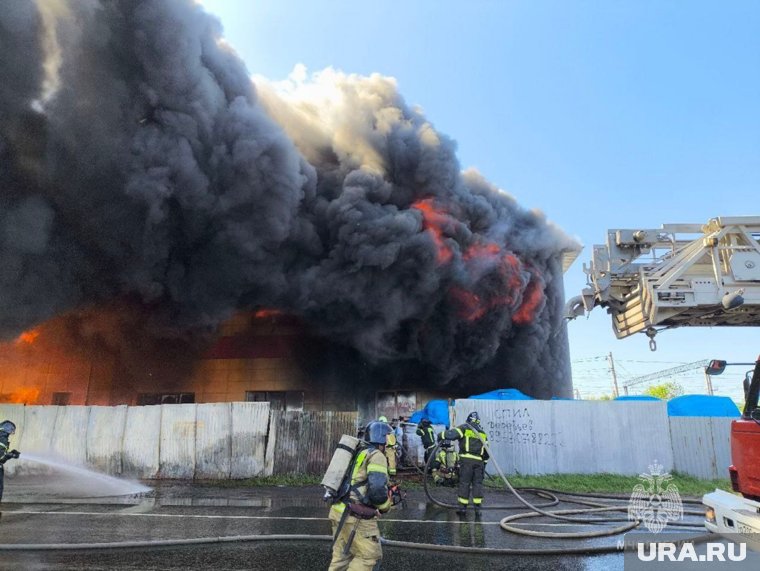 В два раза увеличилось число пожарных, задействованных на тушении склада с алкоголем в Челябинске. В...