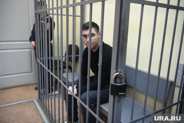 Абсурд-шоу — родной дядя сдает племянника: что происходило в суде над редактором URA.RU Денисом Аллаяровым